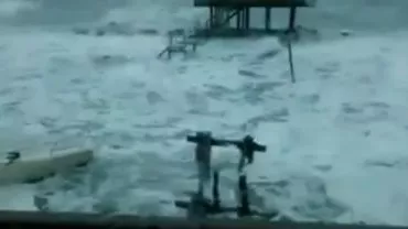 Italia: Un tren a fost lovit de valurile Mării Adriatice din cauza vântului puternic (VIDEO)