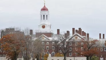 Universitatea Harvard interzice relațiile intime între profesori și studenți
