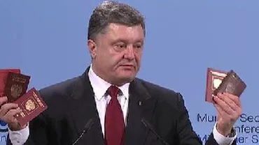 Președintele ucrainean Petro Poroșenko a prezentat la Munchen pașapoartele unor militari ruși care luptă în Ucraina