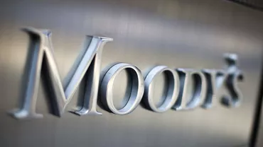 Moody’s a retrogradat ratingurile a cinci bănci din Grecia