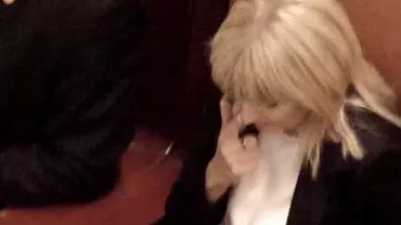 Elena Udrea, gest controversat la finalul discursului din Parlament: „E un semn pentru o persoană dragă, că totul e în regulă” (VIDEO)