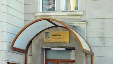 Verificări la DNA după ce Elena Udrea a ieșit cu cătușe din sediul DNA, iar la sosirea în curtea arestului Poliției acestea erau scoase