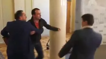 Bătaie ca-n filme în Parlamentul ucrainean: Doi deputați s-au lovit cu pumnii și picioarele din cauza unei legi privind corupția (VIDEO)