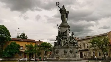 Statuia Libertăţii din Parcul Reconcilierii Româno-Ungare din Arad a fost vandalizată: Monumentul maghiar a fost vopsit în culorile drapelului românesc