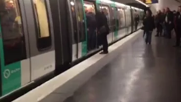 Incidente rasiste la Paris: Suporterii lui Chelsea nu au lăsat un francez de culoare să urce în metrou (VIDEO)
