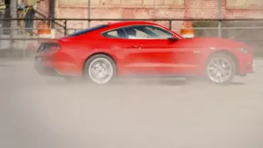 Farsa devenită viral pe internet: Ce au păţit bărbaţii care au căzut în capcana unei şoferiţe aparent "neîndemânatice" (VIDEO)