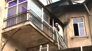 Incendiu puternic pe Calea Moșilor din Capitală: Opt persoane, evacuate dintr-o casă în flăcări (VIDEO)