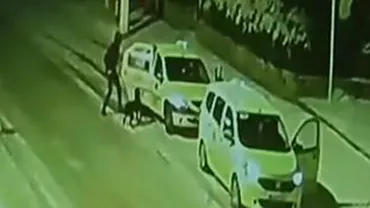 Scene de groază în Pașcani: Pasagerii unui taxi, atacați cu un câine de luptă (VIDEO)