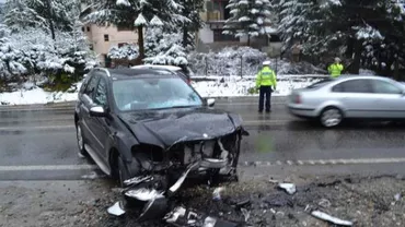 Bărbat grav rănit după ce maşina pe care o conducea a cazut într-o prăpastie