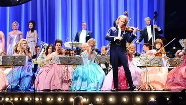 Andre Rieu sărbătoreşte 1 Martie: Artistul le-a oferit mărţişoare doamnelor din orchestra sa