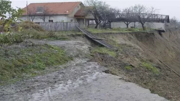 Opt case distruse în Buzău de alunecări de teren. 20 de persoane au fost evacuate