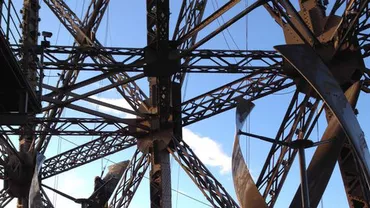 Turnul Eiffel are energie electrică de la două turbine eoliene (FOTO)