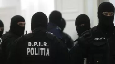 Percheziții la domiciliile unor suspecți de contrabandă cu țigări din municipiul Constanța