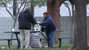Experiment social: I-a dat 100 de dolari unui om al străzii crezând că își va cumpăra alcool, însă ceea ce a făcut omul străzii cu banii l-a lăsat fără cuvinte (VIDEO)