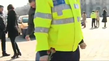 Poliția rutieră a oferit flori doamnelor în trafic, de Ziua Femeii (VIDEO)