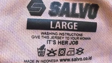 O firmă de îmbrăcăminte sportivă din Indonezia a fabricat tricouri cu instrucțiuni de spălare sexiste: Dați acest tricou unei femei. E treaba ei