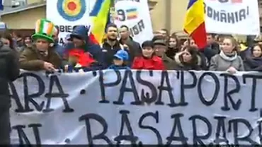 Protest în fața MAE și a Ambasadei Republicii Moldova la București: Peste 100 de oameni cer eliminarea pașapoartelor la trecerea frontierei peste Prut (VIDEO)