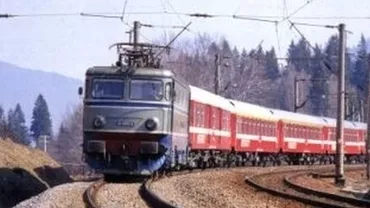 Circulaţia feroviară între Arad şi Deva, blocată: Un șofer de basculantă a agățat firele electrice