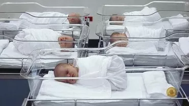 Braşov: Bebeluş în stare gravă, după ce a căzut de pe masă la naştere, în spitalul din Zărneşti