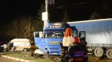 Ambulanță spulberată de un TIR la Botoșani: Șoferul a murit pe loc (VIDEO)