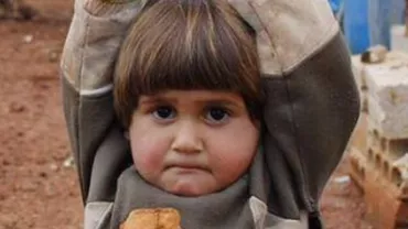 O imagine cât o mie de cuvinte: Fotografia impresionantă a unui copil din Siria care credea că va fi împuşcat de obiectivul aparatului (FOTO)