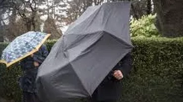 Coduri galbene de vânt în aproape toată țara, inclusiv în București