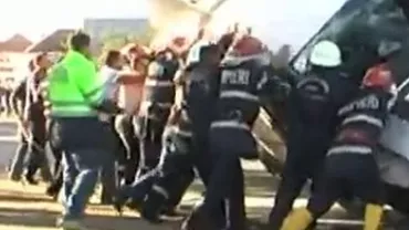 Doi morți și patru răniți într-un accident produs în județul Mehedinți: Un microbuz a lovit un cap de pod (VIDEO)