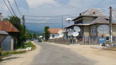Românii refuză să lucreze la o fabrică de textile dintr-o comună din Vâlcea pentru salariu minim pe economie. Bangladeshul însă are câțiva muncitori dispuși să accepte această oferta de mucă
