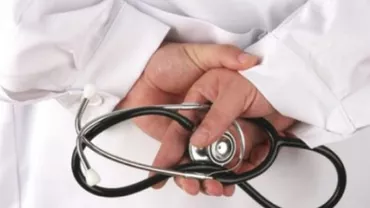 Doi medici din Vâlcea, au fost reținuți sub acuzația de luare de mită. Aceștia ar fi ajutat peste 200 de persoane să obțină pensii în mod fraudulos