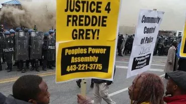 SUA: Proteste violente după moartea unui bărbat de culoare. Poliţia a decretat stare de urgenţă în oraşul Baltimore (VIDEO)