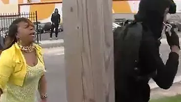 Mama Anului: O femeie își lovește băiatul pentru că participă la protestele violente din Baltimore, aruncând cu pietre în polițiști (VIDEO)