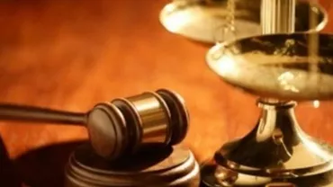 Grefieră de la Tribunalul Bacău, condamnată cu suspendare, după ce a cerut bani de la diverse persoane pretinzând că este judecător