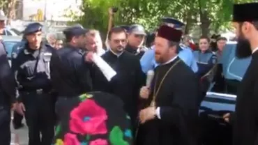 Episcopul de Huşi, huiduit la coborârea dintr-un bolid de lux: Preasfinţitul, luat la rost de enoriaşi într-un scandal cu şpagă în biserică (VIDEO)