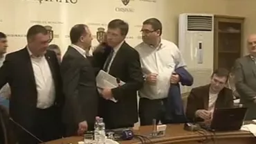 Scandal între politicieni, cu agresiuni fizice şi verbale, la şedinţa Consiliului Municipal Chişinău (VIDEO)