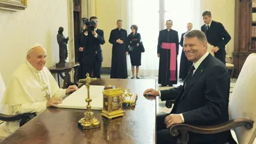Klaus Iohannis, primit la Vatican de Papa Francisc: Şeful statului i-a dăruit Suveranului Pontif o gravură cu oraşul Sibiu (VIDEO)