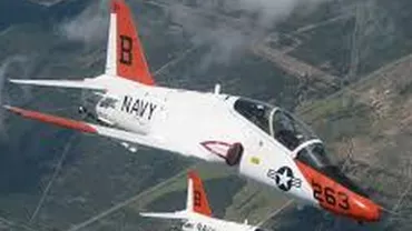 Un avion militar american a ieşit de pe pistă şi s-a prăbuşit în Golful San Diego: Pilotul a reușit să se catapulteze