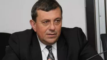 Primarul din Florești, tăguit pe Facebook într-o poză cu un stâlp care împiedică circulația: Fain trotuar, fain asfalt