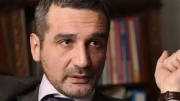 Sebastian Lăzăroiu a scris propria ”Cronică de Cotroceni”. Suspendările lui Băsescu, pomenile electorale, criza economică și avansul justiției, printre subiectele abordate