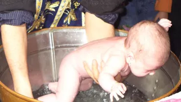 Botez cu ghinion la Botoșani: Un bebeluș a ajuns din cristelniță direct la Urgențe