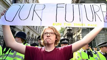 Londra: Sute de oameni au protestat față de politica de austeritate anunțată de David Cameron (VIDEO)