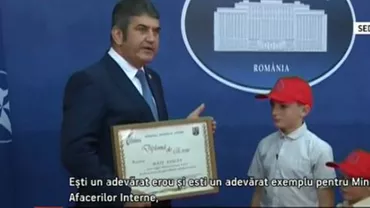 Gabriel Oprea l-a decorat pe băiatul care și-a salvat fratele dintr-un incendiu (VIDEO)