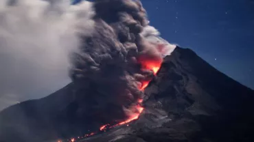 Indonezia: Peste 6.000 de persoane au fost evacuate din cauza intensificării activităţii vulcanului Sinabung. Alerta a fost ridicată la cel mai înalt nivel