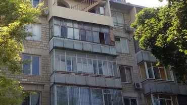 Un bărbat din Chișinău și-a pus scări la balconul de la etajul cinci (FOTO)