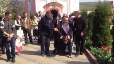 Un bărbat a fost călărit și călcat în picioare de un preot, la propriu: Cum are loc un „ritual de exorcizare” (VIDEO)