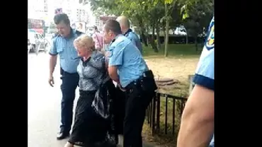 Campanie brutală a polițiștilor împotriva celor care traversează strada ilegal. O femeie a fost bruscată și băgată cu forța în mașina echipajului (VIDEO)