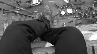 Sinucideri în lanț în țară: Un bărbat de 50 de ani s-a aruncat de pe un bloc, iar o tânără de 22 de ani s-a spânzurat în podul casei (VIDEO)