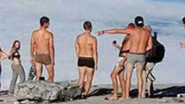 Malaezia: Un grup de turiști care au făcut poze în pielea goală pe vârful muntelui sacru Kinabalu, acuzați că au provocat un cutremur