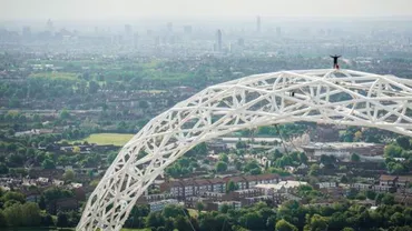 Un tânăr britanic, prima persoană care a reușit să se urce pe cel înalt punct al arcadei metalice de la stadionul Wembley