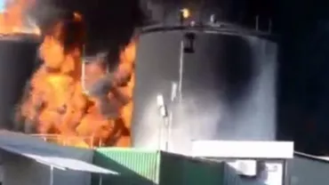 Ucraina: Echipele de salvare au decis să folosească tancuri pentru a stinge incendiu izbucnit la depozitul petrolier din Kiev