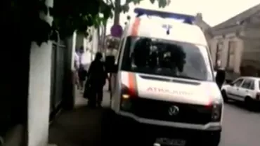 Cluj: Un bărbat căzut în stradă, iar ambulanțele stau la câțiva metri fără să-l ajute (VIDEO)